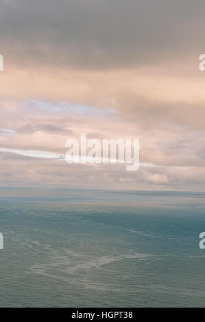 Offene Meer und leeren Horizont bei Sonnenuntergang mit rosa Wolken am Himmel Stockfoto