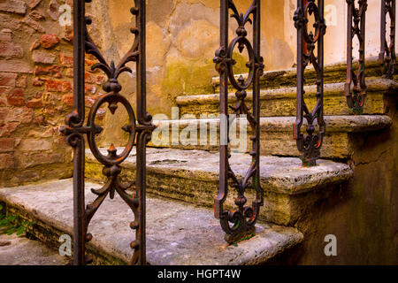 Alte Treppe in der mittelalterlichen Stadt von Castelmuzio, Toskana, Italien Stockfoto