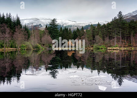 Glencoe Lochan bedeckt im Eis produzieren Spiegel wie Reflexionen, Schottland, Vereinigtes Königreich Stockfoto