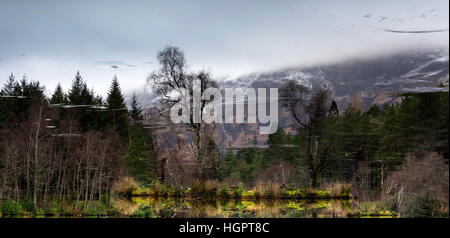 Glencoe Lochan bedeckt im Eis produzieren Spiegel wie Reflexionen, Schottland, Vereinigtes Königreich Stockfoto