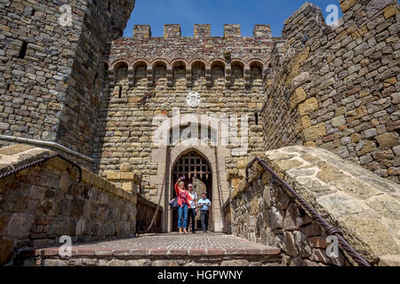 Vor dem Eingang zum Castello di Amorosa, Calistoga, Napa Valley, Napa County, Kalifornien, USA, Nordamerika Stockfoto