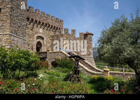 Vor dem Eingang zum Castello di Amorosa, Calistoga, Napa Valley, Napa County, Kalifornien, USA, Nordamerika Stockfoto