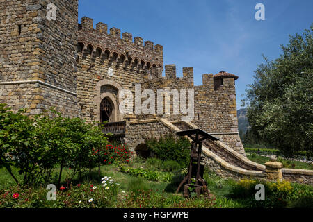 Vor dem Eingang zum Castello di Amorosa, Calistoga, Napa Valley, Napa County, Kalifornien, USA, Nordamerika Stockfoto