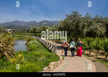 Touristen in Calistoga, Napa Valley, Castello di Amorosa, Napa County, Kalifornien Stockfoto