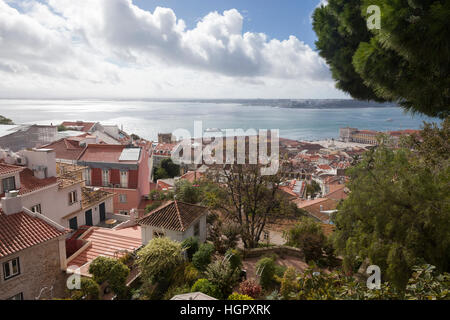 Lissabon, Portugal: Blick auf die Alfama und den Tejo von der Praça attractions in São Jorge Castle. Stockfoto