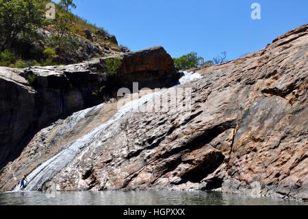Serpentine fällt mit Wasserfall hinunter eine Granit-Felswand zu einem Rock Pool unten im Serpentine, Western Australia. Stockfoto