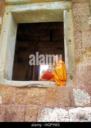 Junger Mönch studieren in Fenster in Angkor Wat Stockfoto