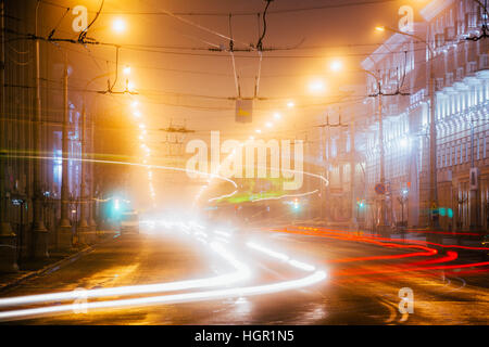 Gomel, Weißrussland - 28. November 2015: Speed Traffic Lights Trails auf Lenin Avenue In Gomel, Weißrussland. Straße in der Nacht, Langzeitbelichtung Stockfoto