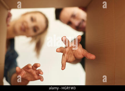 Junges Paar versucht, etwas zu erreichen Stockfoto