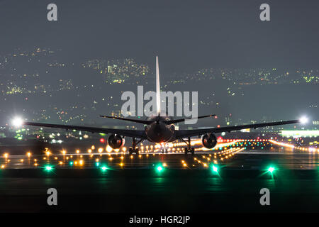 Flugzeug vom Flughafen in der Nacht ausziehen. Stockfoto