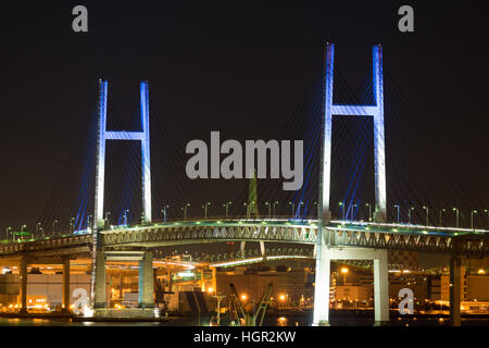 Nachtansicht der Yokohama Bay Bridge in Kanagawa, Japan. Stockfoto