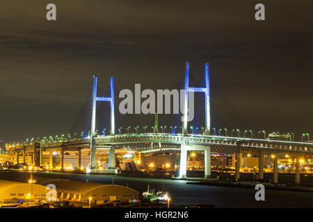 Nachtansicht der Yokohama Bay Bridge in Kanagawa, Japan. Stockfoto