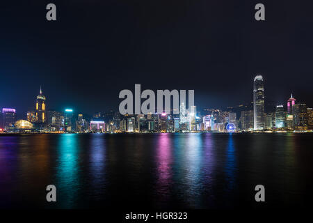 Nachtansicht des Victoria Harbour in Hongkong. (Hong Kong Island Seitenansicht von Tsim Sha Tsui) Stockfoto