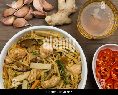 Huhn Chow Mein mit Nudeln chinesisches Essen Stockfoto