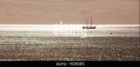 Yacht vor Anker im Mounts Bay, Sepia getönt, Penzance, Cornwall, England, UK. Stockfoto