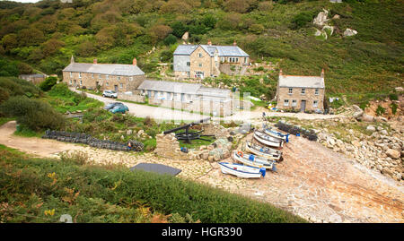 Schleppten Sie Angelboote/Fischerboote auf Penberth Slipway, Cornwall, England, UK. Stockfoto