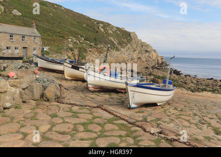 Angelboote/Fischerboote oben geschleppt auf der Helling, Penberth, Cornwall, England, UK. (HDR) Stockfoto