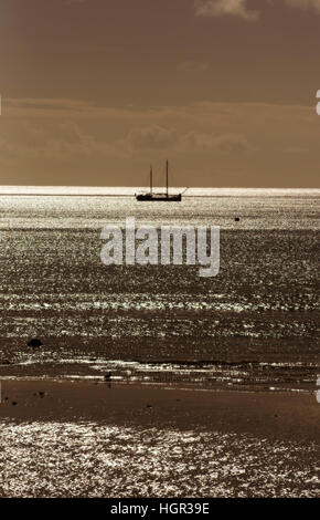 Yacht vor Anker im Mounts Bay, Contre Jour Abend Licht, Penzance, Cornwall, England, UK. Stockfoto