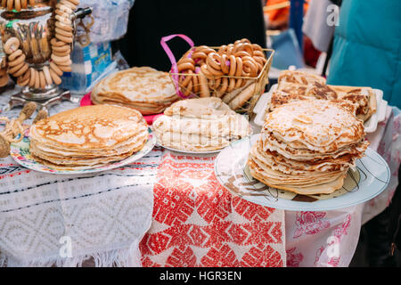 Die Gerichte der traditionellen belarussischen Küche - Pfannkuchen. Attribut des traditionellen Volksfest Masleniza. Stockfoto