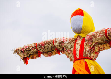 Close-up gesichtslosen Stroh Bildnis des Dummy der Masleniza, Symbol des Winters und Tod In der slawischen Mythologie, heidnische Tradition. Die östlichen slawischen religiöse Stockfoto