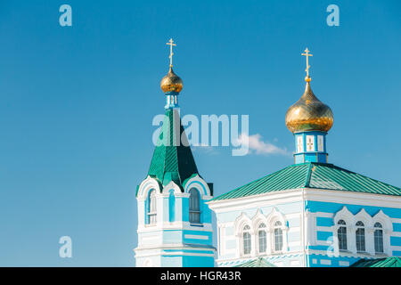 Kuppeln von St. John Korma-Klosterkirche in Korma Dorf, Dobrush Bezirk, Belarus. Berühmte orthodoxe Kirche. Stockfoto