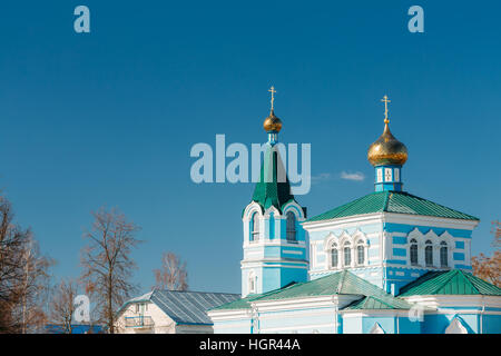 Kuppeln von St. John Korma-Klosterkirche in Korma Dorf, Dobrush Bezirk, Belarus. Berühmte orthodoxe Kirche. Stockfoto