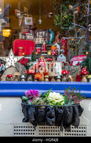 Weihnachtsschmuck für den Verkauf in einer Ladenfront Fenster. Stockfoto