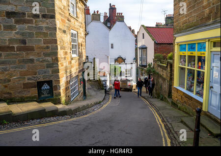 Schmalen gepflasterten Straßen absteigend nach Robin Hoods Bay, Yorkshire, England, U.K Stockfoto