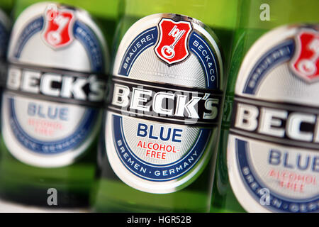 Becks blau Alkoholflaschen Freibier Stockfoto