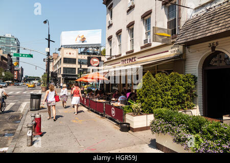 Menschen zu Fuß durch The Diner-Restaurant auf der 14th Street in New York City Stockfoto