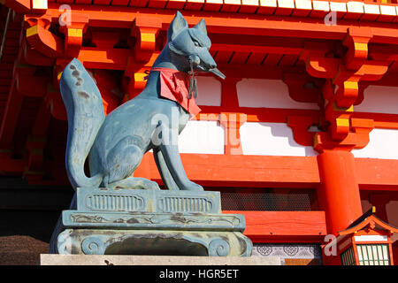 Fox-Statue hält einen Schlüssel im Maul am Eingang des Fushimi Inari-Schrein in Kyoto Stockfoto