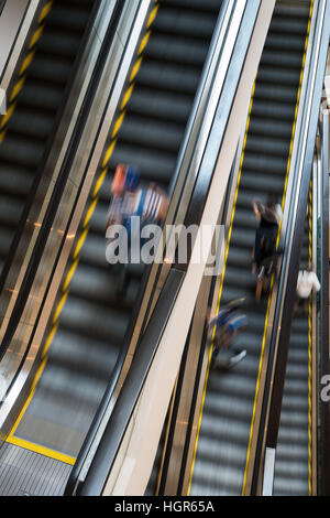 Rolltreppe Schicht mit Person Movemont in Unschärfe aus high Angle view Stockfoto