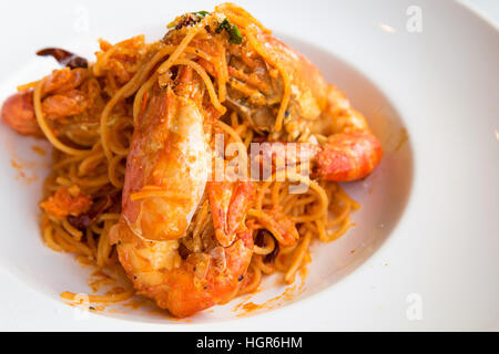 Spaghetti Tom Yam Goong mit riesigen Fluss Garnele in weiße Scheibe. Stockfoto