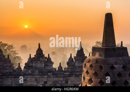 Borobudur Tempel in Twilight Zeit, Yogyakarta, Java, Indonesien. Stockfoto