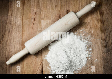 Herstellung von hausgemachtem Brot oder Gebäck aus Mehl Stockfoto
