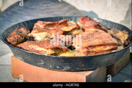 Der traditionelle balkan Türkisch-bosnischen Dalmatiner Mahlzeit "Peka" in Metall-Töpfen Kochen Sac Sach oder Sache genannt. Traditionelle Braten Schwein Rind oder Kalb Stockfoto