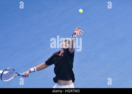 Auckland, Neuseeland. 12. Januar 2017. John Isner der USA dient im Viertelfinale gegen Steve Johnson USA beim Tennisturnier ATP ASB Classic in Auckland, New Zealand am 12. Jan. Er kurz seinen amerikanischen Landsmann Steve Johnson. © Shirley Kwok/Pacific Press/Alamy Live-Nachrichten Stockfoto