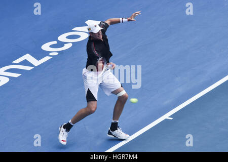 Auckland, Neuseeland. 12. Januar 2017. John Isner der USA eine Vorhand spielt im Viertelfinale gegen Steve Johnson USA beim ASB Classic ATP Tennisturnier in Auckland, Neuseeland auf Jan 12. er kurz seinen amerikanischen Landsmann Steve Johnson. © Shirley Kwok/Pacific Press/Alamy Live-Nachrichten Stockfoto
