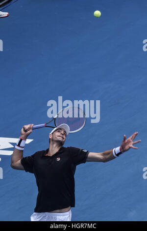 Auckland, Neuseeland. 12. Januar 2017. John Isner der USA dient im Viertelfinale gegen Steve Johnson USA beim Tennisturnier ATP ASB Classic in Auckland, New Zealand am 12. Jan. Er kurz seinen amerikanischen Landsmann Steve Johnson. © Shirley Kwok/Pacific Press/Alamy Live-Nachrichten Stockfoto