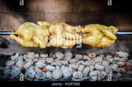 Kochen rohen Brathähnchen vom Grill mit Holzkohle und Briketts in der professionellen Steakhaus oder Grill-restaurant Stockfoto