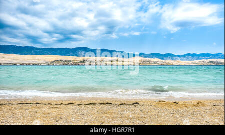 Starker Wind Bura trifft die Küste der Insel Pag, Herstellung von Wellen und Spritzer. Gebirge Velebit im Hintergrund. Power und zerstörerische Kraft des Windes. Stockfoto