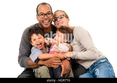 Interracial Familienglück isoliert auf weiss Stockfoto