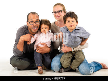 Interracial Familienglück isoliert auf weiss Stockfoto