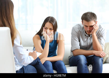 Traurig paar hören zu einem Eheberater während einer Therapie sitzen auf einem Sofa zu Hause Stockfoto