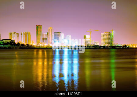 Ansicht von Gebäuden entlang des Huangpu-Flusses aus dem Westen bund Stockfoto