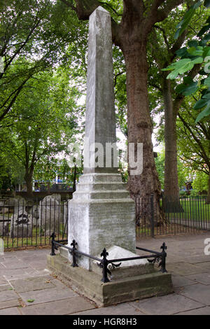 Das Denkmal für Daniel Defoe, Autor von "Robinson Crusoe", am Friedhof Bunhill Fields, London Stockfoto