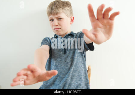 Point Of View Bild eines jungen Kindes Angst vor Angriffen Stockfoto