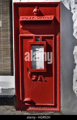 Briefkasten rot GR, montiert in Wand, Hauptstraße, Dent Dorf, Cumbria, Yorkshire Dales National Park, England, UK Stockfoto