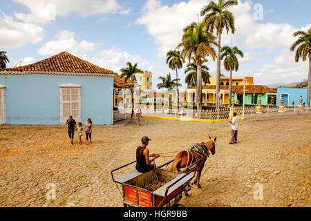 Trinidad, Kuba - 18. Dezember 2016: Menschen auf dem Hauptplatz der Altstadt UNESCO-Weltkulturerbe Trinidad, Kuba Stockfoto