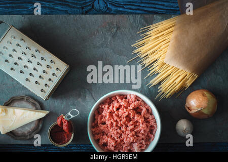 Zutaten für Spaghetti mit Fleischbällchen auf dem Stein Hintergrund horizontale Stockfoto